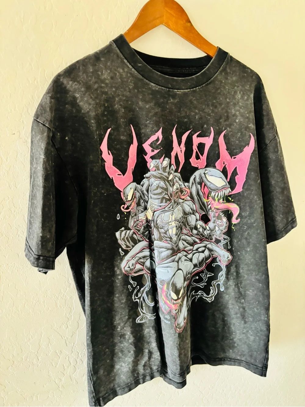 Marvel Venom Acid Wash Graphic T-Shirt Men’s Medium Black Pink Streetwear - Picture 2 of 5
